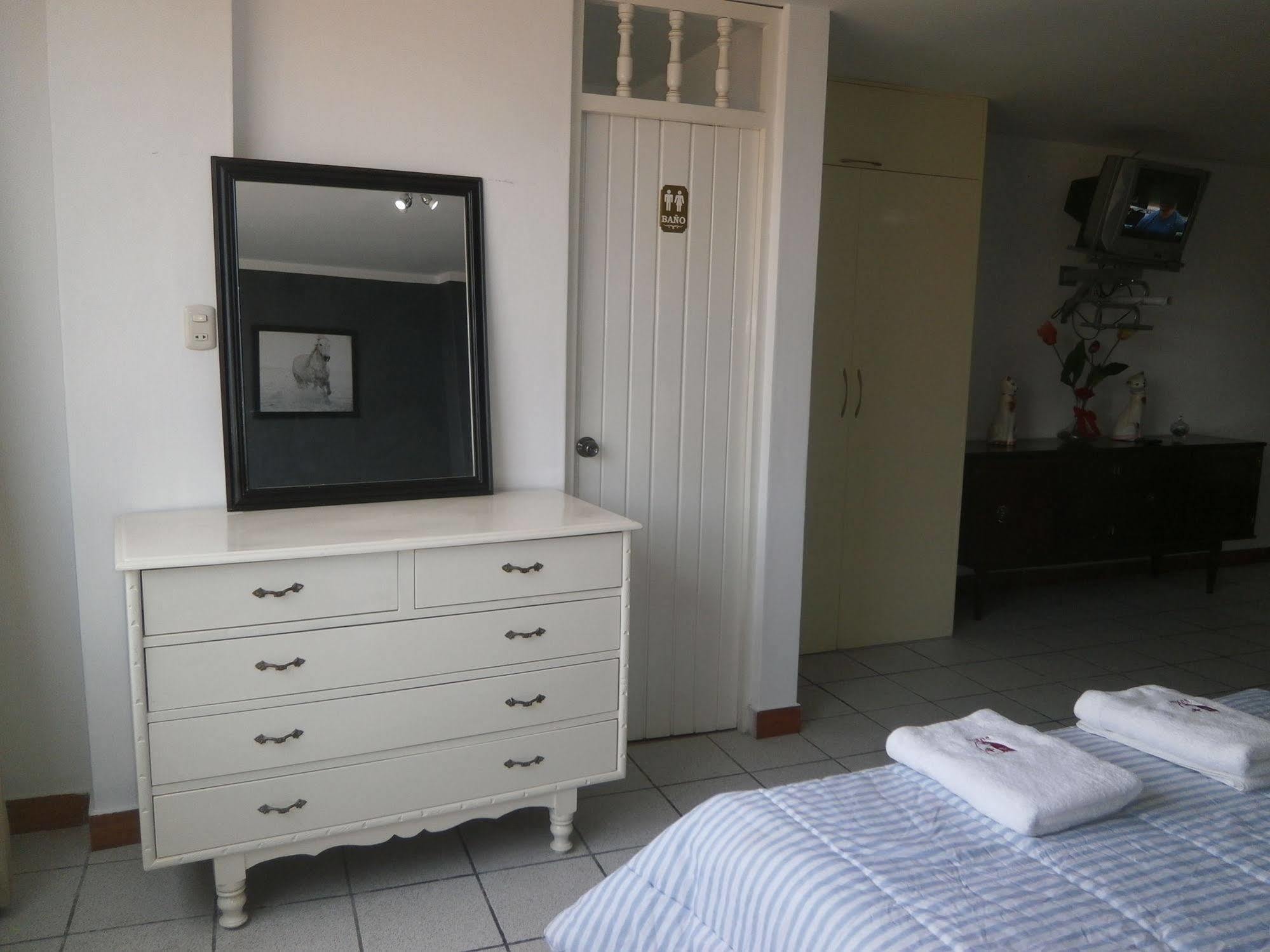Strenua Santa Maria Suites Trujillo Extérieur photo